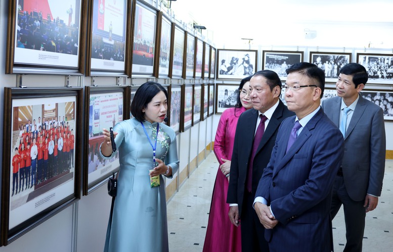 Phó Thủ tướng tham quan khu trưng bày của Đại hội - Ảnh: VGP/Đức Tuân Phó Thủ tướng tham quan khu trưng bày của Đại hội - Ảnh: VGP/Đức Tuân