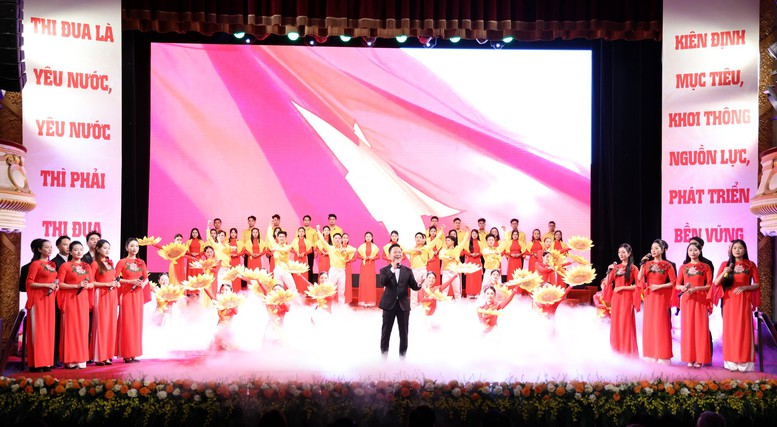 Chương trình văn nghệ chào mừng Đại hội - Ảnh: VGP/Đức Tuân Chương trình văn nghệ chào mừng Đại hội - Ảnh: VGP/Đức Tuân