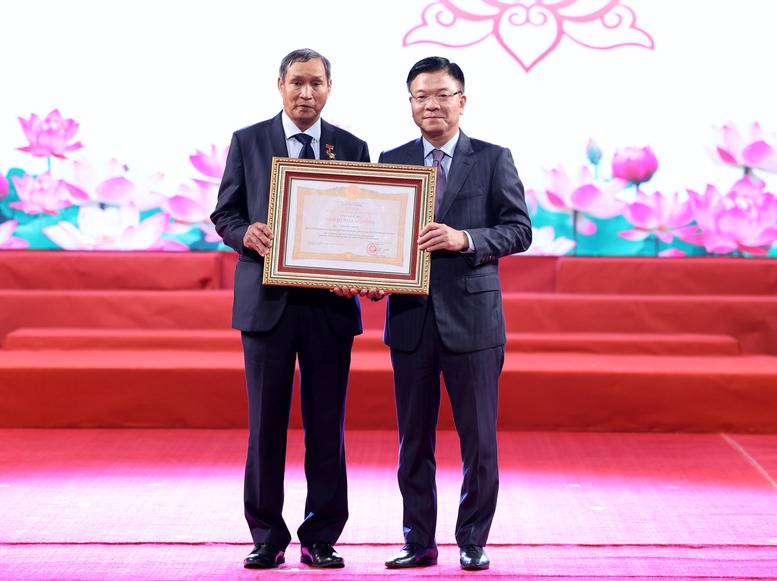 Phó Thủ tướng Lê Thành Long trao danh hiệu Anh hùng Lao động cho ông Mai Đức Chung, nguyên Huấn luyện viên trưởng Đội tuyển Bóng đá nữ quốc gia Việt Nam - Ảnh: VGP/Đức Tuân Phó Thủ tướng Lê Thành Long trao danh hiệu Anh hùng Lao động cho ông Mai Đức Chung, nguyên Huấn luyện viên trưởng Đội tuyển Bóng đá nữ quốc gia Việt Nam - Ảnh: VGP/Đức Tuân