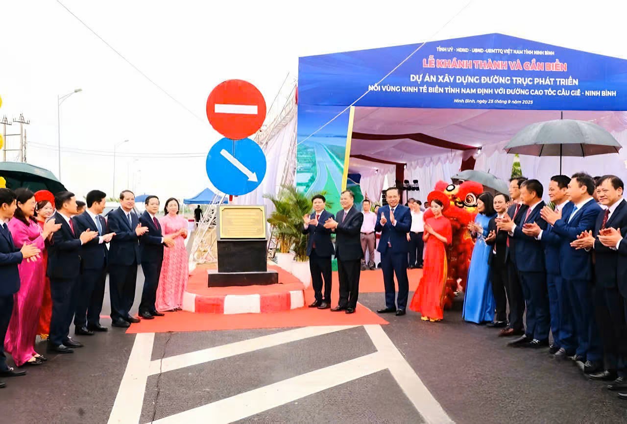 Các đại biểu thực hiện nghi thức gắn biển công trình xây dựng đường trục phát triển nối vùng kinh tế biển với đường cao tốc Cầu Giẽ - Ninh Bình.