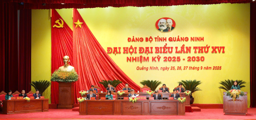 Đoàn Chủ tịch điều hành phiên trù bị Đại hội.