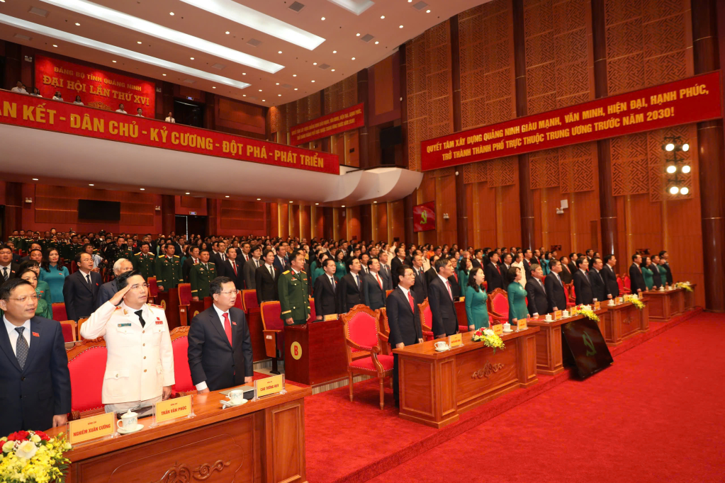 Các đại biểu thực hiện nghi thức chào cờ tại Đại hội.