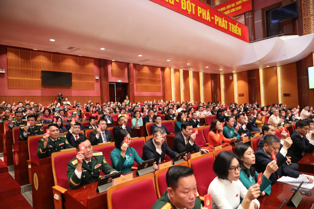 Các đại biểu biểu quyết thông qua Chương trình Đại hội, Quy chế làm việc.