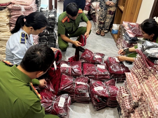 Lực lượng chức năng tiến hành kiểm tra tại cơ sở kinh doanh.