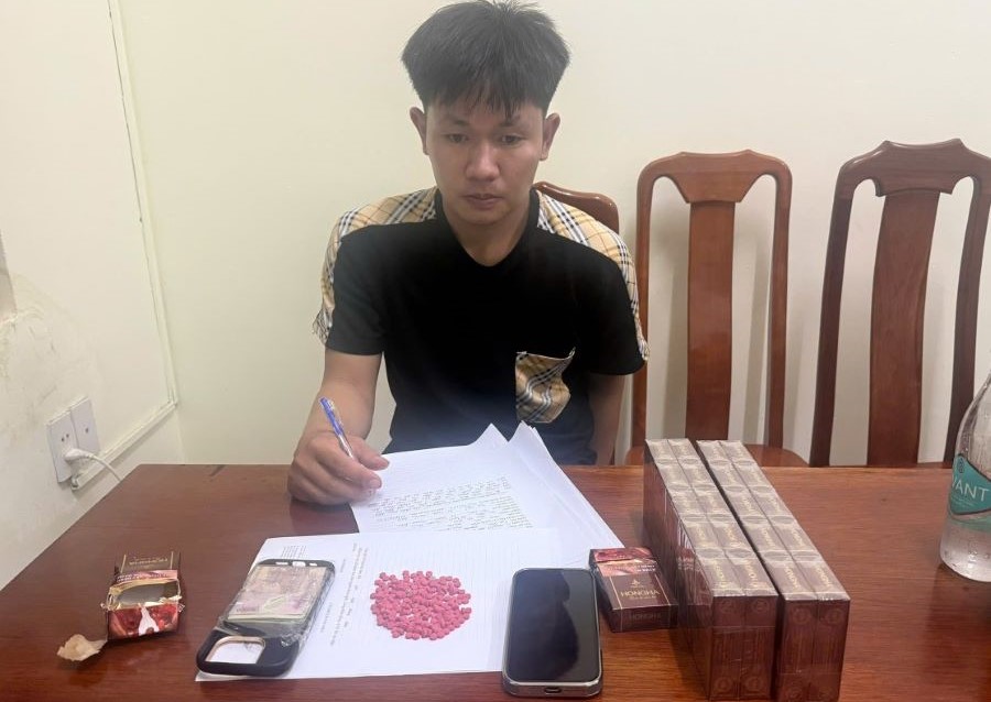 Đối tượng Phan Anh Tú cùng tại vật tại cơ quan công an. Đối tượng Phan Anh Tú cùng tại vật tại cơ quan công an.