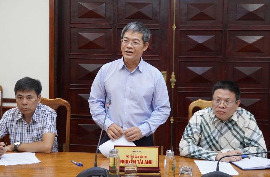 Ông Nguyễn Tài Anh, Phó tổng Giám đốc EVN phát biểu ý kiến. Ông Nguyễn Tài Anh, Phó tổng Giám đốc EVN phát biểu ý kiến.