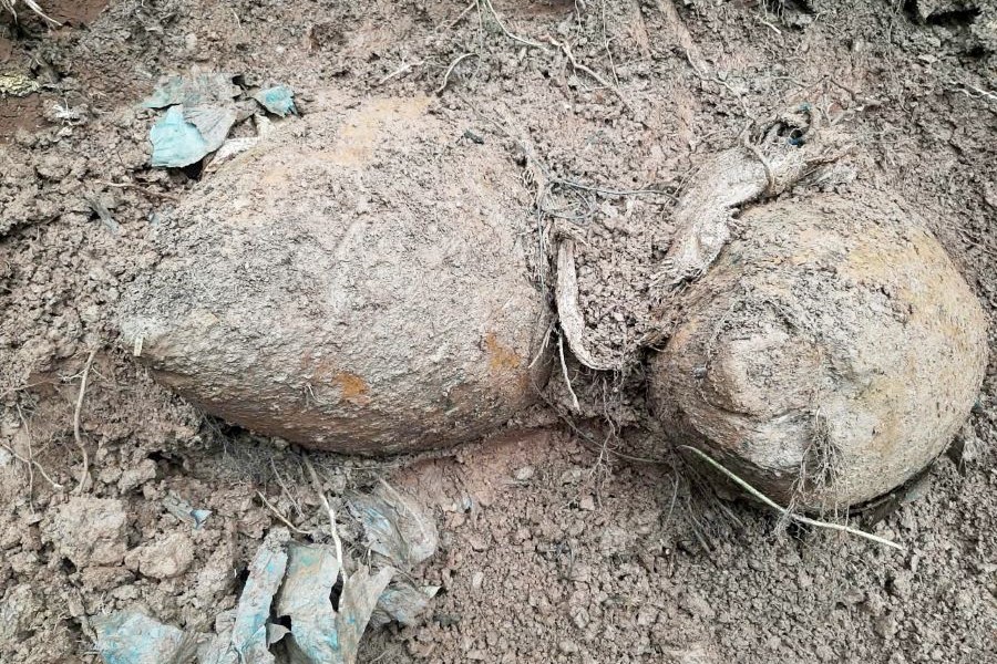 Kiểm tra tình hình sạt lở sau mưa lũ, lực lượng Biên phòng phát hiện nhiều quả bom sót lại sau chiến tranh.