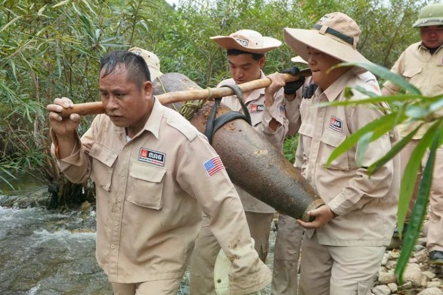 Đội cơ động của MAG di chuyển quả bom về khu vực hủy nổ.