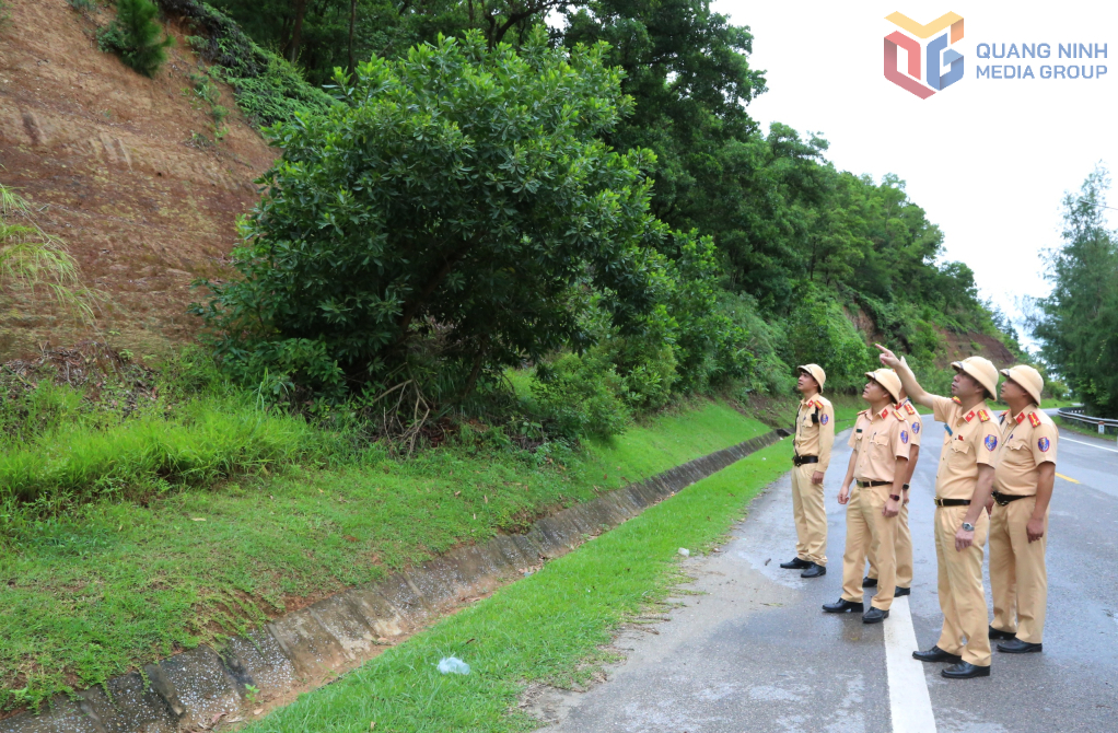 Cán bộ, chiến sĩ Đội CSGT đường bộ số 3 rà soát các điểm có nguy cơ sạt lở trên địa bàn phường Móng Cái 1. Cán bộ, chiến sĩ Đội CSGT đường bộ số 3 rà soát các điểm có nguy cơ sạt lở trên địa bàn phường Móng Cái 1.
