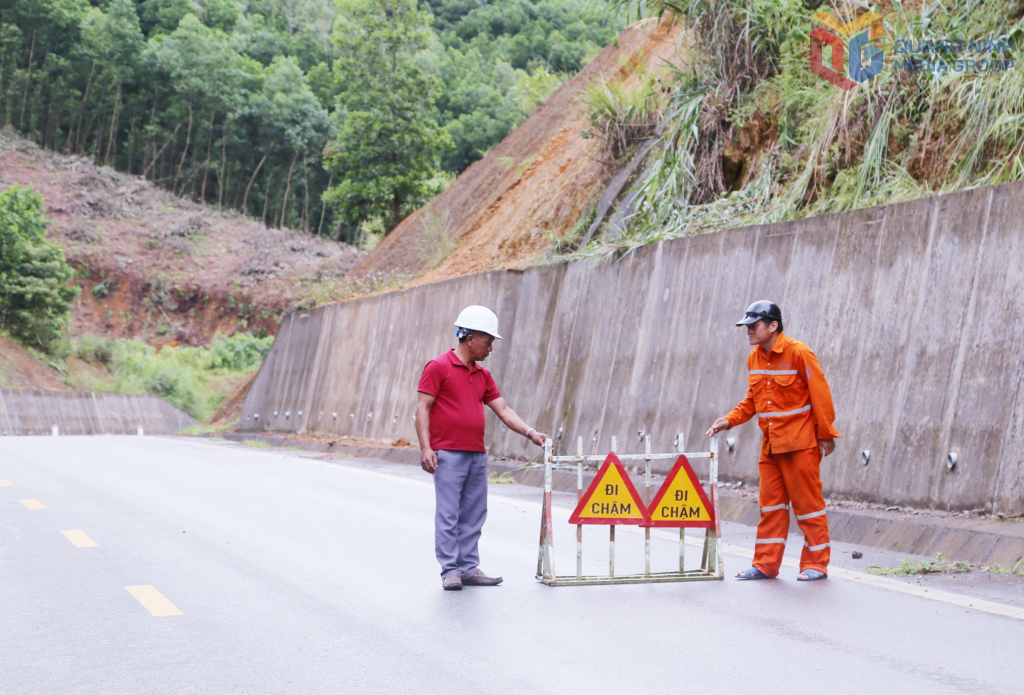 Cán bộ, công nhân Công ty CP Xây dựng 209 dựng biển cảnh báo tại các vị trí có nguy cơ sạt lở do mưa lớn trên quốc lộ 18B. Cán bộ, công nhân Công ty CP Xây dựng 209 dựng biển cảnh báo tại các vị trí có nguy cơ sạt lở do mưa lớn trên quốc lộ 18B.