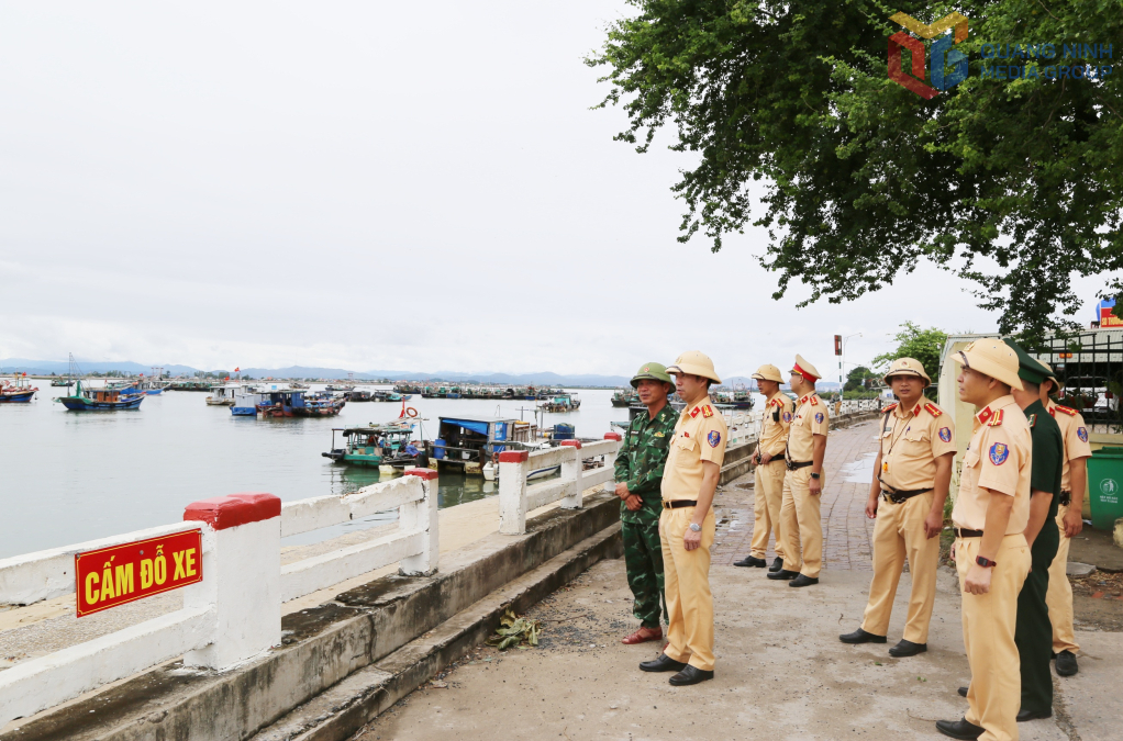 Cán bộ, chiến sĩ Đội CSGT đường bộ số 3 phối hợp với các lực lượng chức năng triển khai các phương án đảm bảo an toàn cho người và phương tiện. Cán bộ, chiến sĩ Đội CSGT đường bộ số 3 phối hợp với các lực lượng chức năng triển khai các phương án đảm bảo an toàn cho người và phương tiện.