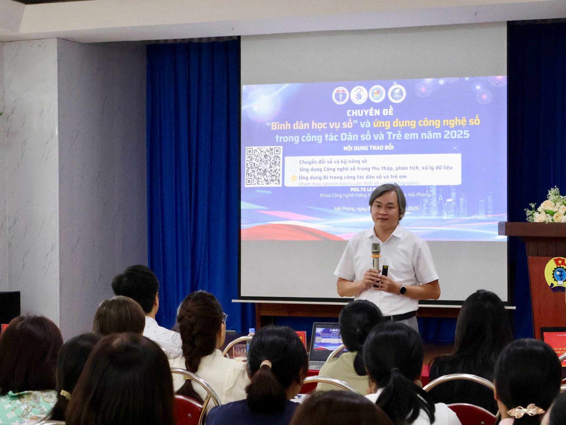 PGS.TS Lê Đức Nhường - Khoa Công nghệ thông tin, Đại học Hải Phòng truyền đạt các chuyên đề của lớp tập huấn.