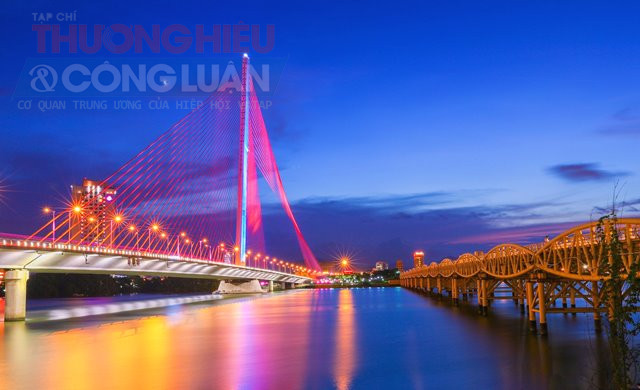 Cầu Trần Thị Lý và cầu Nguyễn Văn Trỗi về đêm. Ảnh: Huỳnh Sơn.