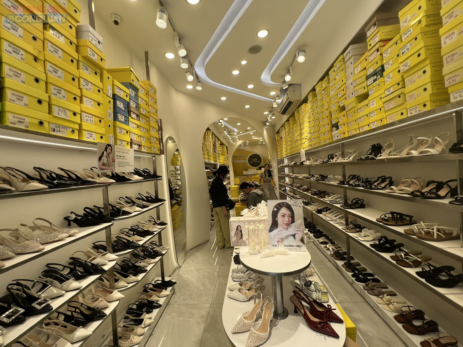 Không gian bên trong cửa hàng Bee Shoes Nguyễn Trãi, Hà Nội