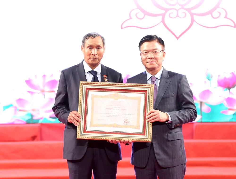 Phó Thủ tướng Lê Thành Long trao tặng danh hiệu 