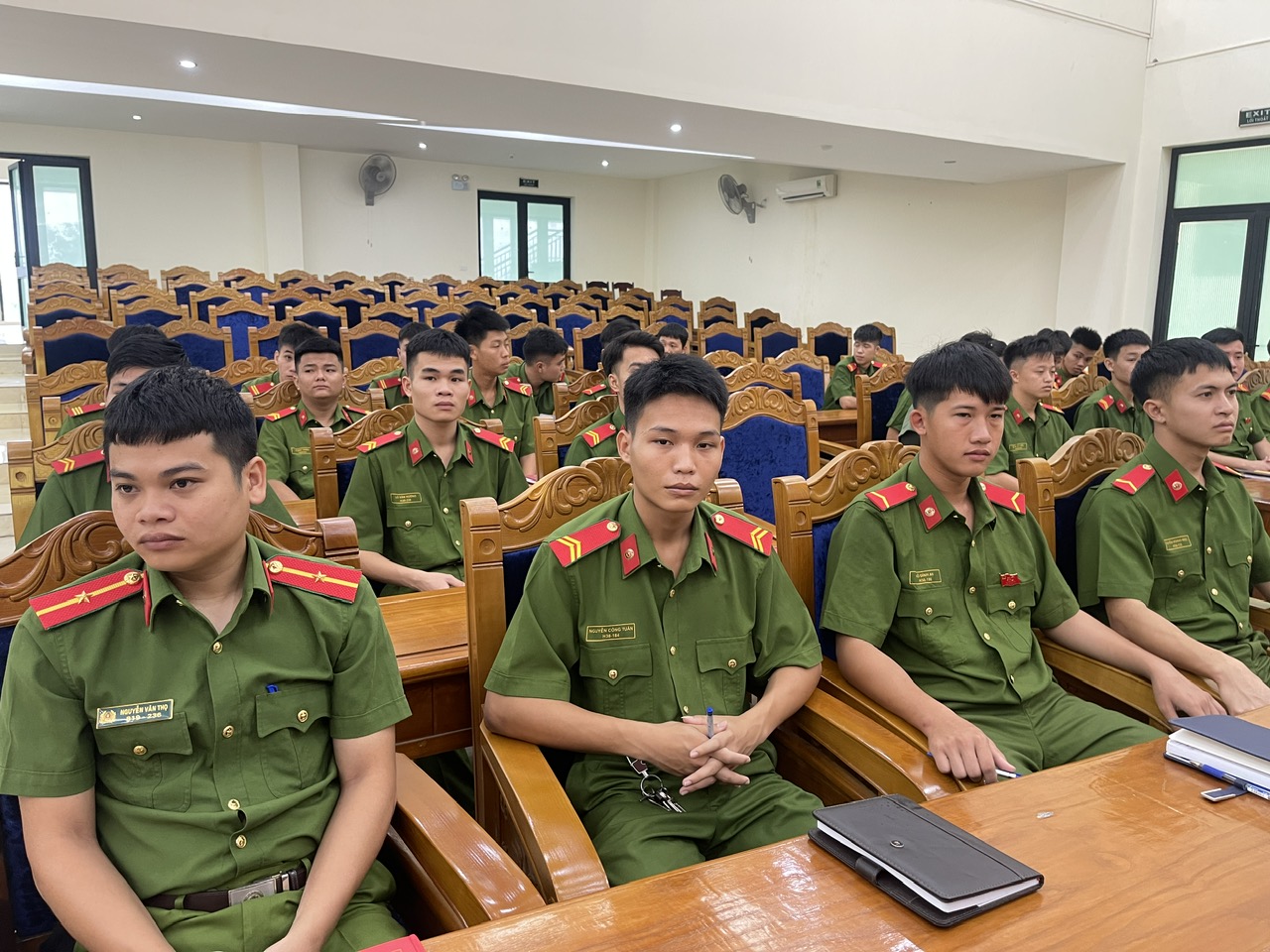 đảng viên mới dự khai giảng Lớp bồi dưỡng lý luận chính trị dành cho đảng viên mới