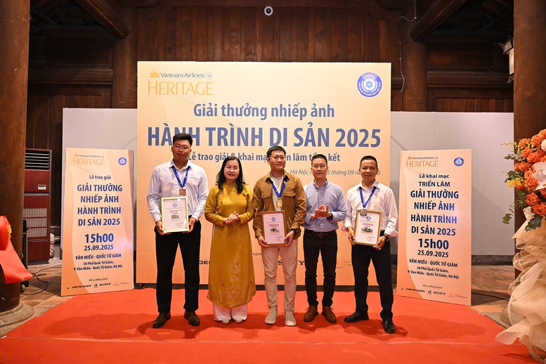 Bà Trần Thị Thu Đông, Chủ tịch Hội Nghệ sĩ Nhiếp ảnh Việt Nam và nghệ sĩ nhiếp ảnh Xuân Chính, Trưởng Ban sáng tác, Hội Hội Nghệ sĩ Nhiếp ảnh Việt Nam trao Huy chương Vàng, Bạc, Đồng do VAPA bảo trợ cho các tác giả.