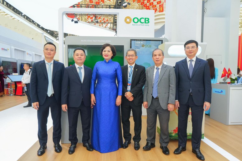 Lãnh đạo NHNN chụp ảnh lưu niệm tại gian hàng của OCB