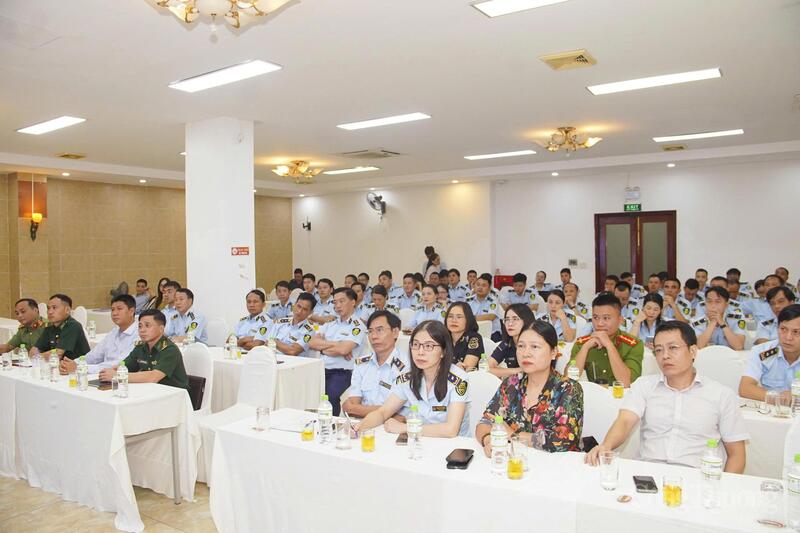 Lực lượng chức năng và các đơn vị liên quan tham gia tập huấn về phân biệt hàng thật, hàng giả Lực lượng chức năng và các đơn vị liên quan tham gia tập huấn về phân biệt hàng thật, hàng giả