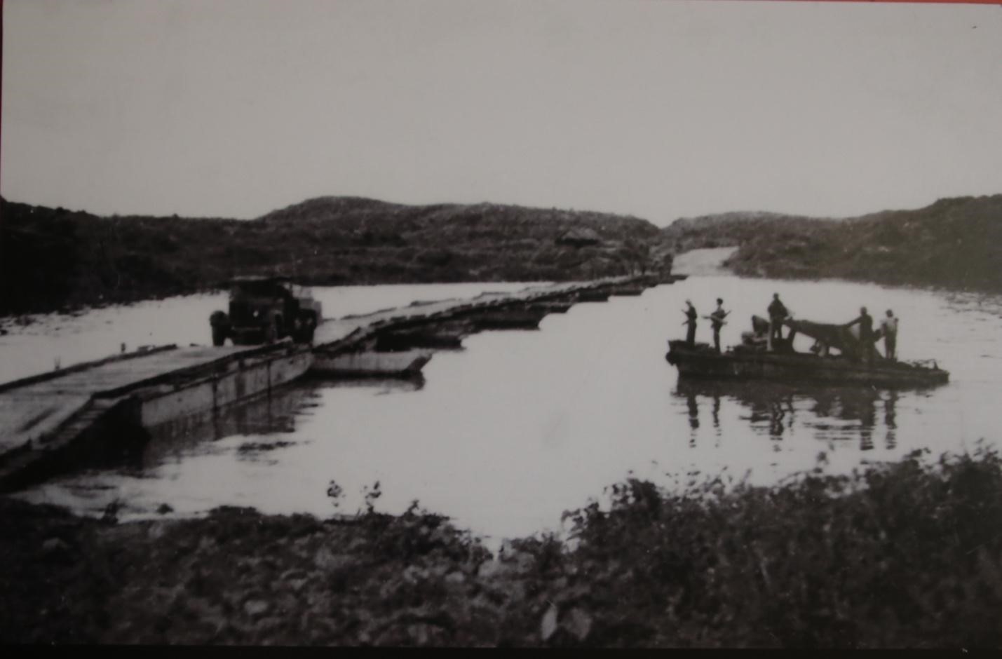 Cầu phao Long Đại, ảnh chụp năm 1972. (Ảnh tư liệu) Cầu phao Long Đại, ảnh chụp năm 1972. (Ảnh tư liệu)