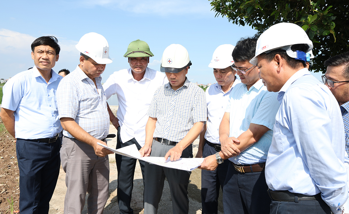 Chủ tịch HĐTV EVNNPT Nguyễn Tuấn Tùng nghe báo cáo tiến độ triển khai thi công Dự án đường dây 500kV Hải Phòng – Thái Bình Chủ tịch HĐTV EVNNPT Nguyễn Tuấn Tùng nghe báo cáo tiến độ triển khai thi công Dự án đường dây 500kV Hải Phòng – Thái Bình