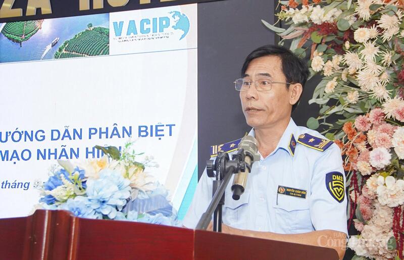 Phó Chi cục trưởng Chi cục Quản lý thị trường Nghệ An - Ông Nguyễn Xuân Đôn phát biểu khai mạc tại Hội nghị. Phó Chi cục trưởng Chi cục Quản lý thị trường Nghệ An - Ông Nguyễn Xuân Đôn phát biểu khai mạc tại Hội nghị.