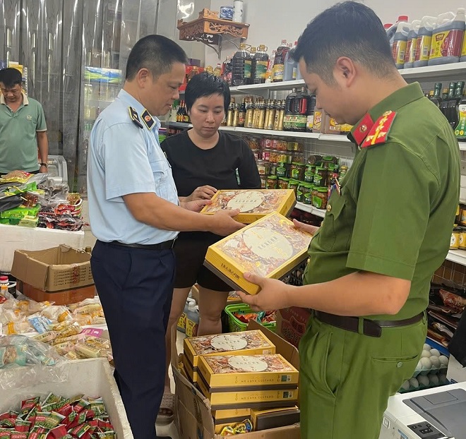 Lực lượng chức năng kiểm tra cơ sở kinh doanh