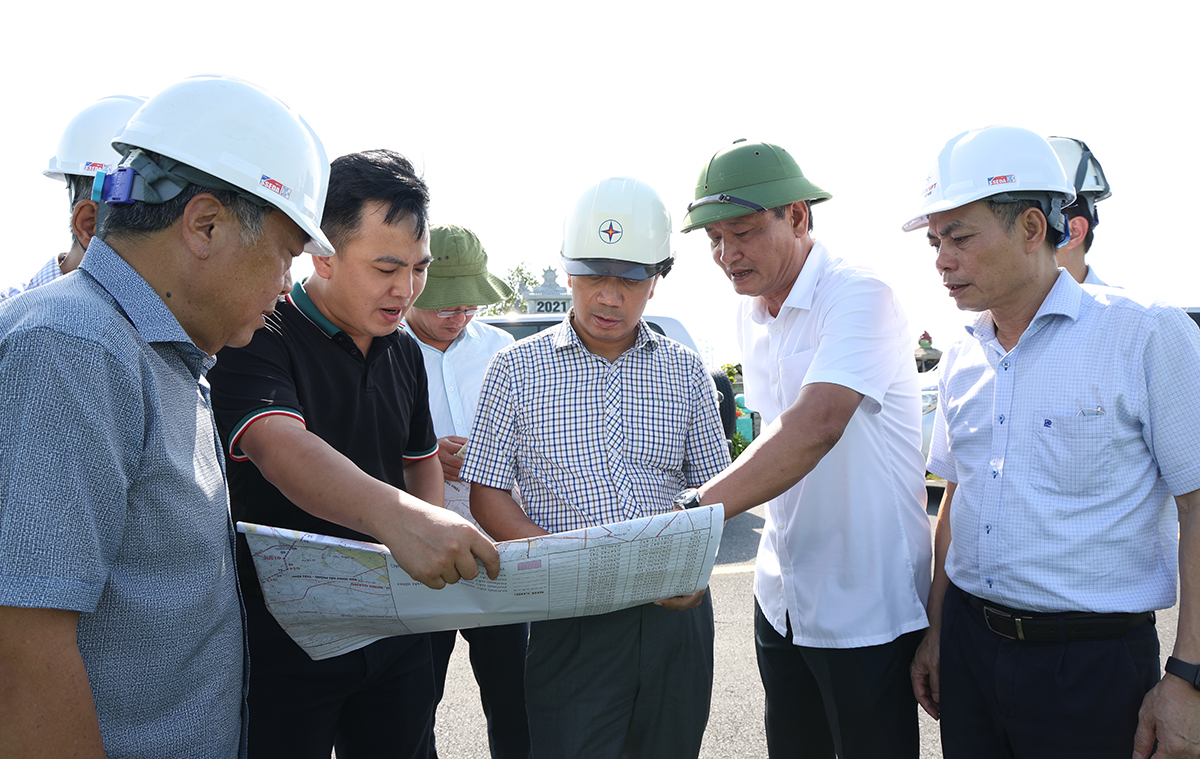 Chủ tịch HĐTV EVNNPT Nguyễn Tuấn Tùng nghe báo cáo tiến độ triển khai thi công Dự án đường dây 500kV Hải Phòng – Thái Bình Chủ tịch HĐTV EVNNPT Nguyễn Tuấn Tùng nghe báo cáo tiến độ triển khai thi công Dự án đường dây 500kV Hải Phòng – Thái Bình