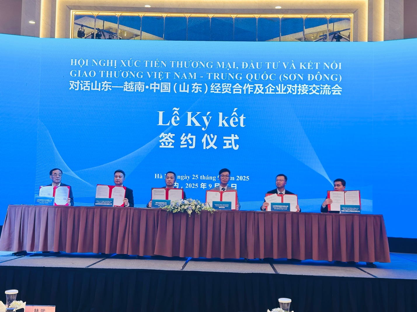 Doanh nghiệp hai bên ký kết hợp tác thương mại, đầu tư.