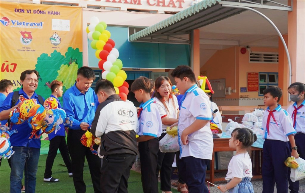 Quan tâm chăm lo tết Trung thu cho trẻ em vùng sâu, vùng xa, vùng đồng bào dân tộc thiểu số.