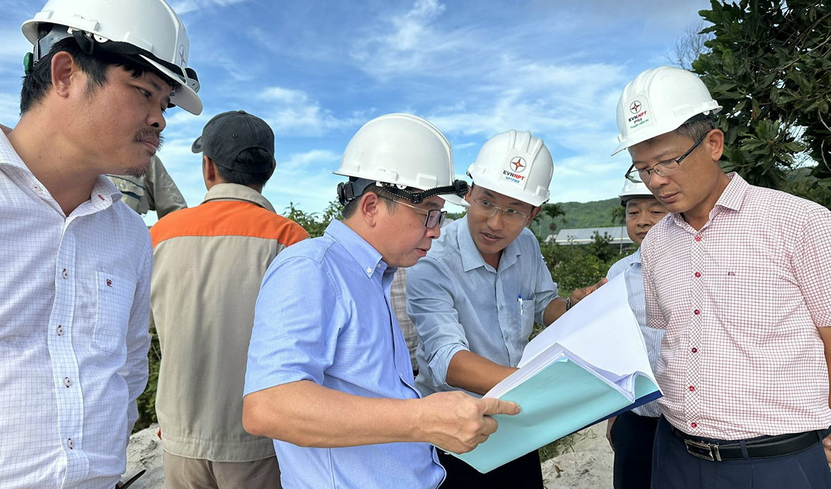 Tổng giám đốc EVNNPT Phạm Lê Phú và đoàn công tác nghe báo cáo tiến độ triển khai dự án