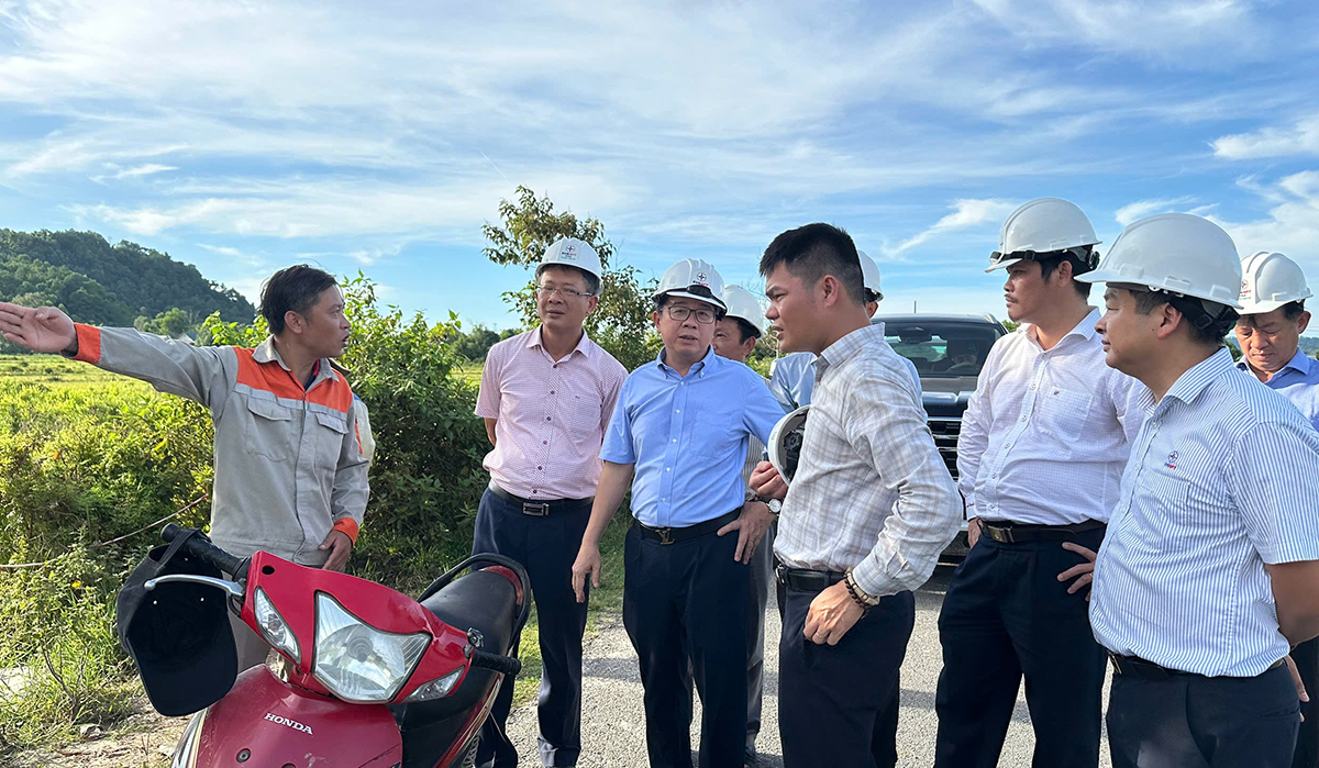 Đoàn công tác của EVNNPT nghe báo cáo khó khăn trong BTGPMB của dự án
