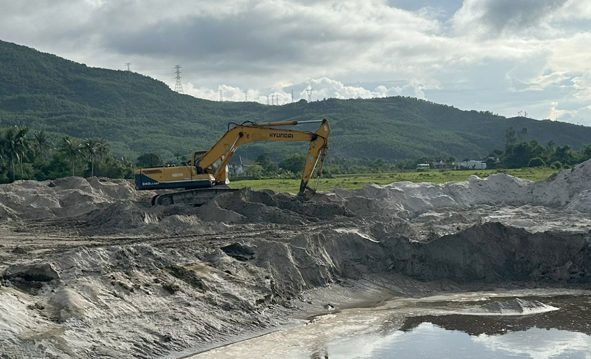 Thi công đào móng trụ phần đường dây đấu nối