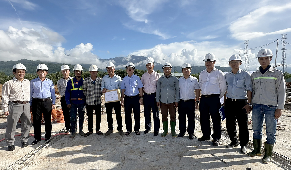 Tổng giám đốc EVNNPT Phạm Lê Phú và đoàn công tác tặng quà động viên các đơn vị tham gia thi công dự án
