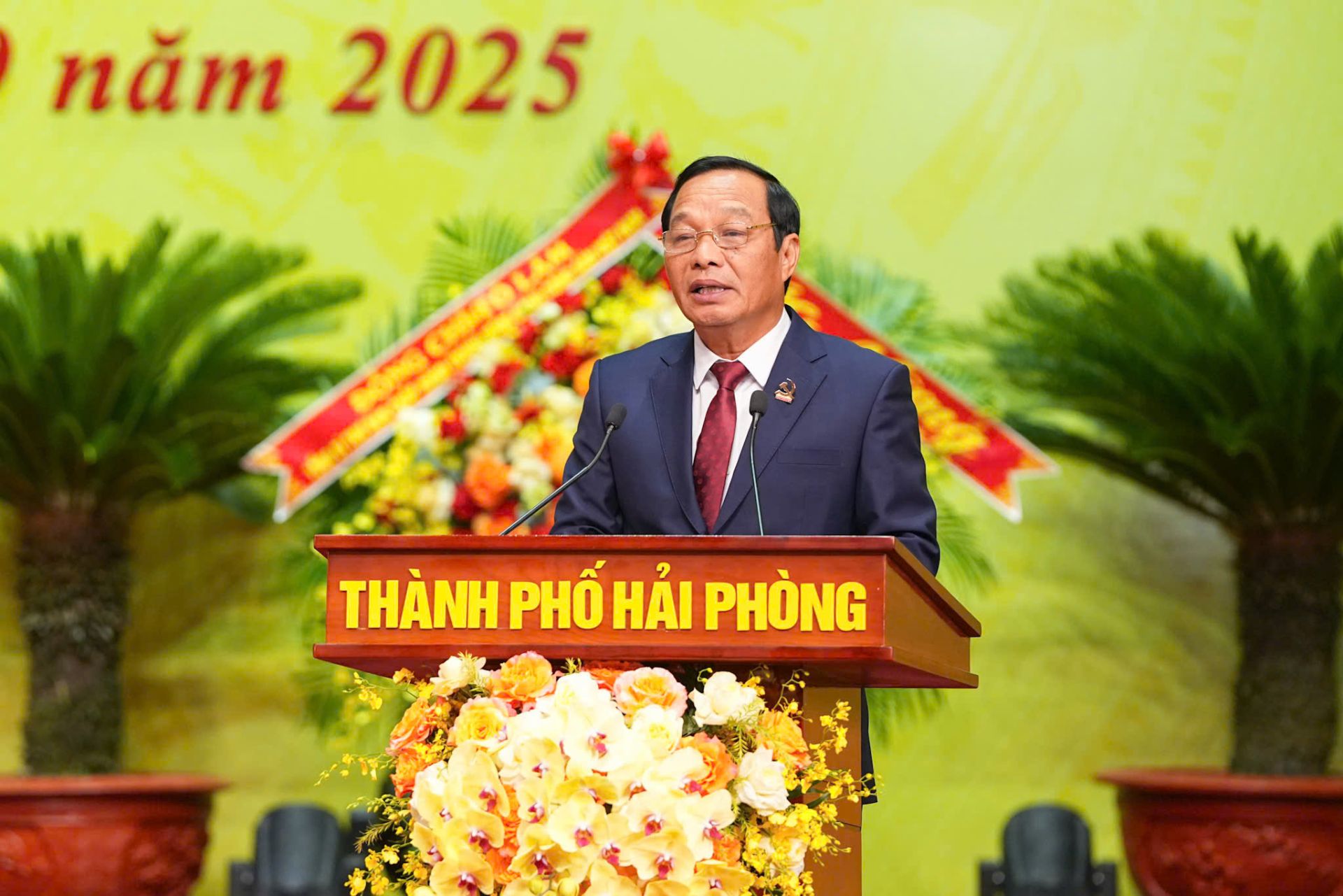 Đồng chí Lê Văn Hiệu, Phó Bí thư Thành ủy, Chủ tịch Hội đồng nhân dân thành phố trình bày và thông qua Chương trình Đại hội Đảng bộ thành phố lần thứ I, nhiệm kỳ 2025 - 2030.