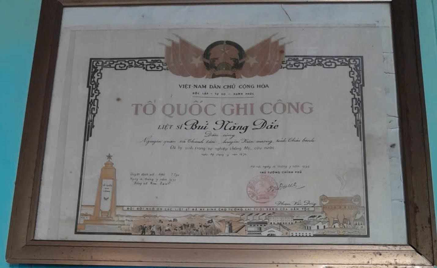 Tấm bằng Tổ quốc ghi công của liệt sĩ Bùi Năng Đắc được treo trang trọng tại quê nhà. (Ảnh: Gia đình cung cấp) Tấm bằng Tổ quốc ghi công của liệt sĩ Bùi Năng Đắc được treo trang trọng tại quê nhà. (Ảnh: Gia đình cung cấp)