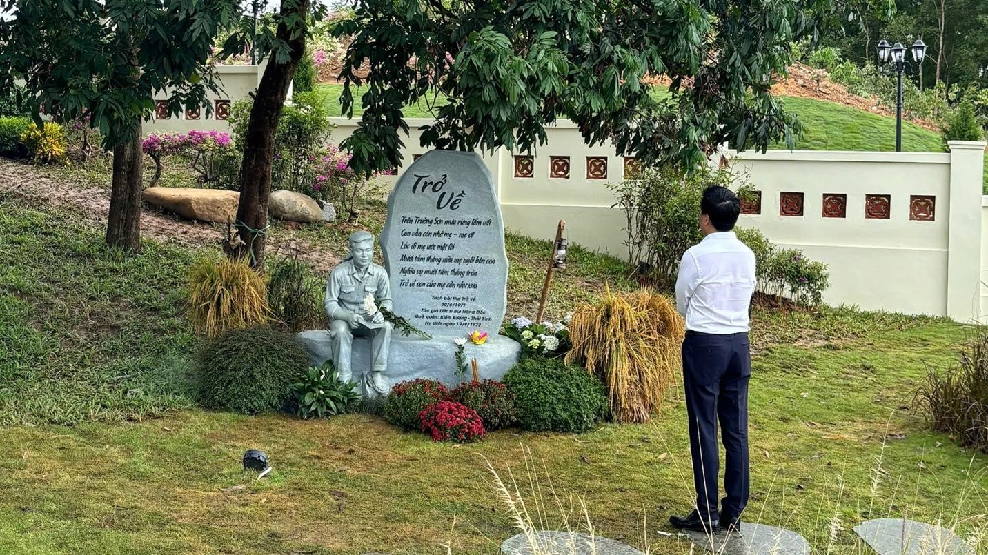 Bức tượng và bài thơ của liệt sĩ Bùi Năng Đắc trong khuôn viên khu di tích Bức tượng và bài thơ của liệt sĩ Bùi Năng Đắc trong khuôn viên khu di tích