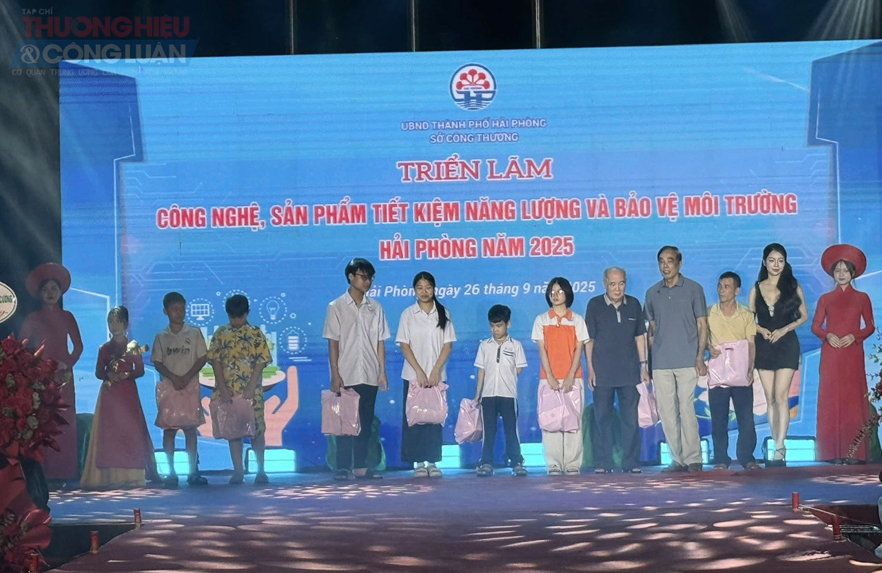 Công ty Q-Talent trao tặng 100 phần quà trị giá 500.000 đồng/ suất trong hai ngày 26 và 27/9/2025.