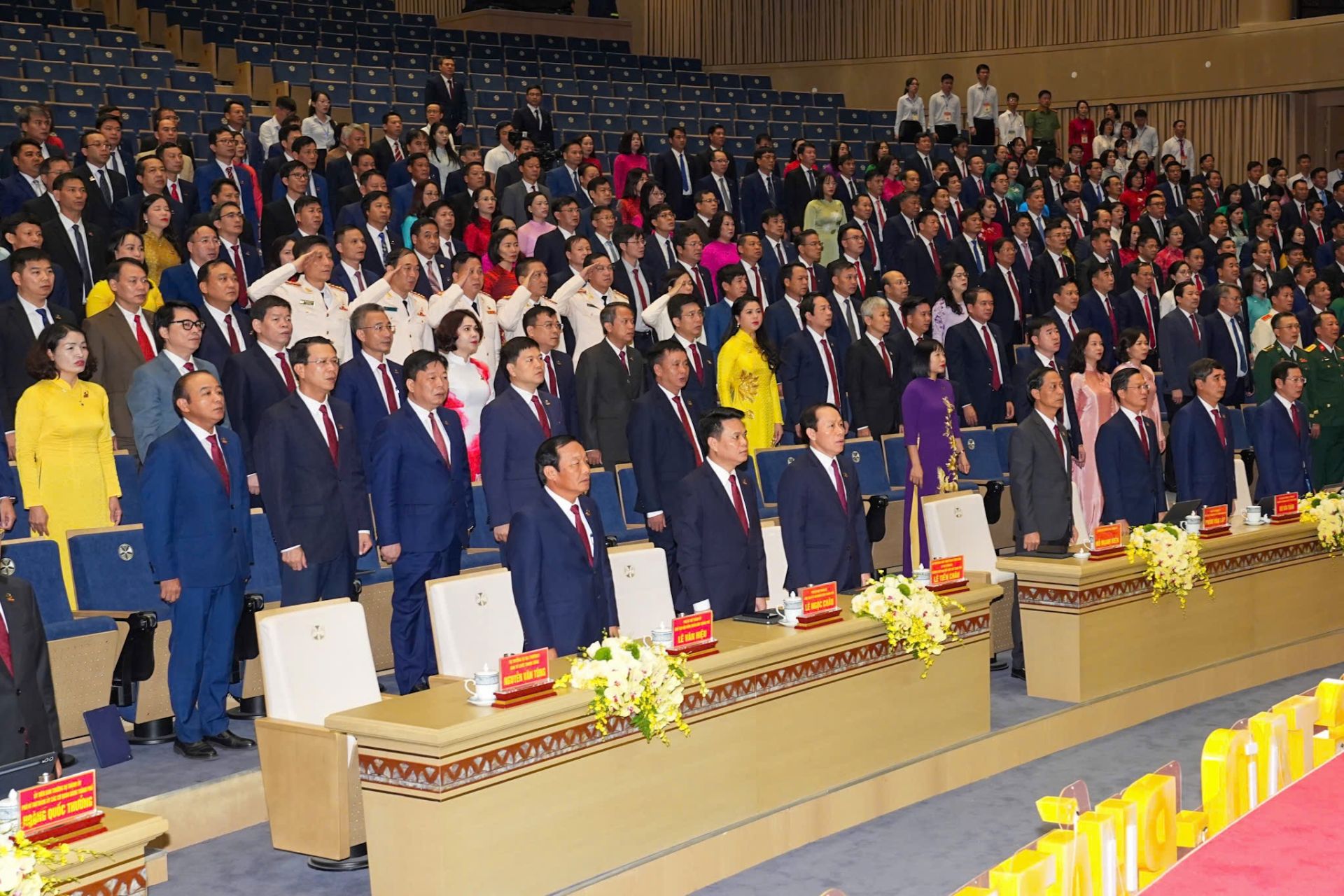 445 đại biểu chính thức thực hiện nghi lễ chào cờ