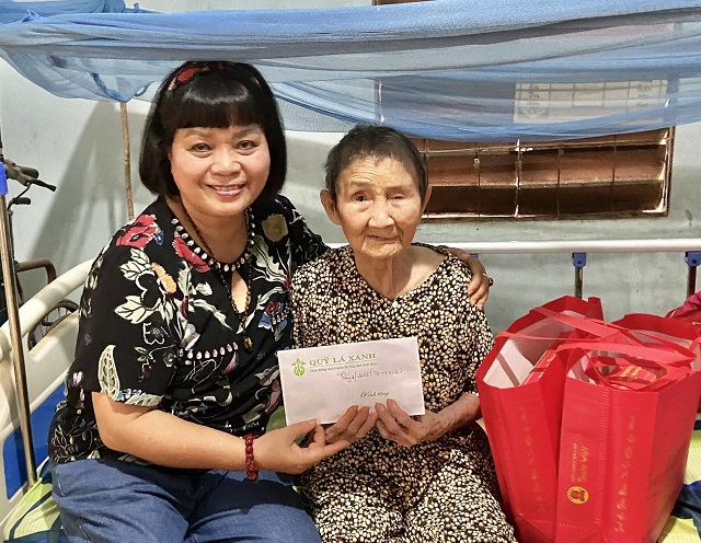 Bà Đặng Kim Hồng (bên trái trao tiền phụng dưỡng cho 1 Mẹ Việt Nam Anh hùng tỉnh Quảng Ngãi. Ảnh: Thảo Vi