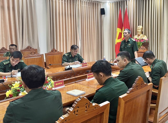 Thượng tá Lê Quốc Tiến (đứng trong cùng) phát biểu khai mạc Hội nghị. Ảnh: T-Hiền