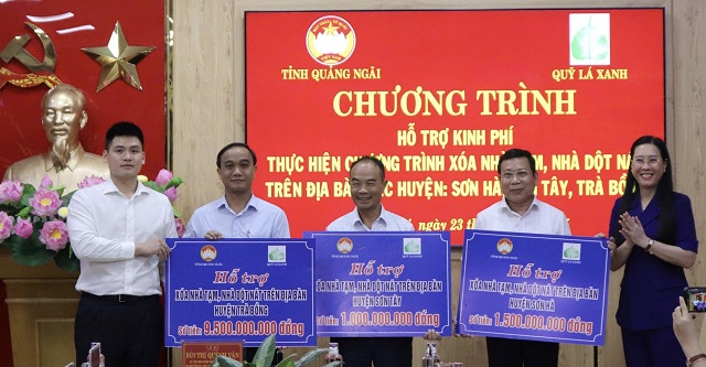 Đại diện Qũy Là Xanh trao tiền hỗ trợ chương trình xoá nhà tạmk,nhà dột nát ở Qảng Ngãi. Ảnh: Thảo Vi.