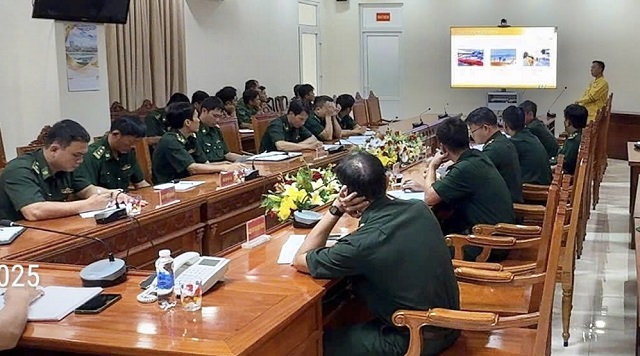 Giảng viên của Trung tâm Ứng phó sự cố môi trường Việt Nam (đứng trong cùng, bìa phải) giới thiệu 4 chuyên đề về ứng phó SCTrD. Ảnh: T-Hiền