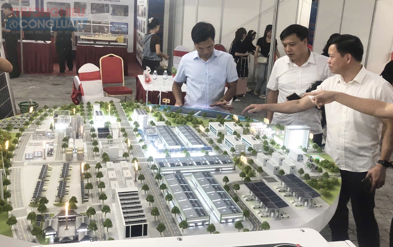 Đoàn đại biểu tham quan các gian hàng.