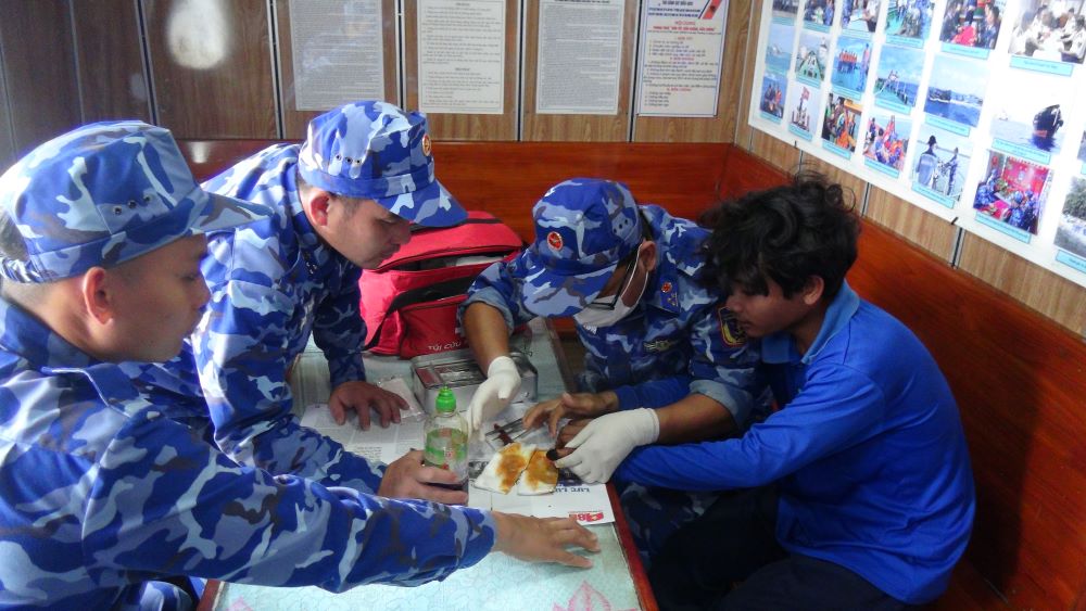 Bộ Tư lệnh Vùng Cảnh sát biển 4 kịp thời hỗ trợ ngư dân gặp nạn trên biển