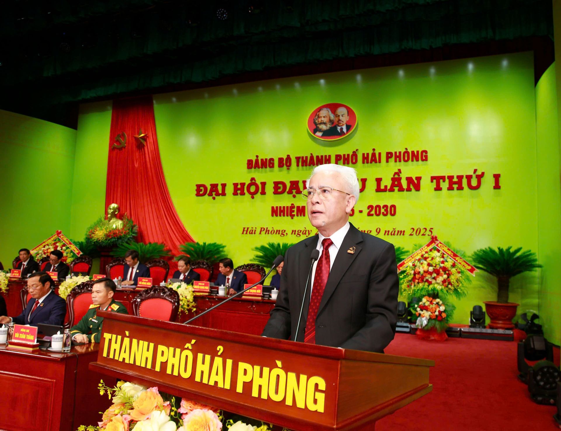 Đồng chí Nguyễn Đình Chuyến, Ủy viên Ban Thường vụ Thành ủy, Trưởng Ban Nội chính Thành ủy trình bày Nội quy, Quy chế làm việc Đại hội.