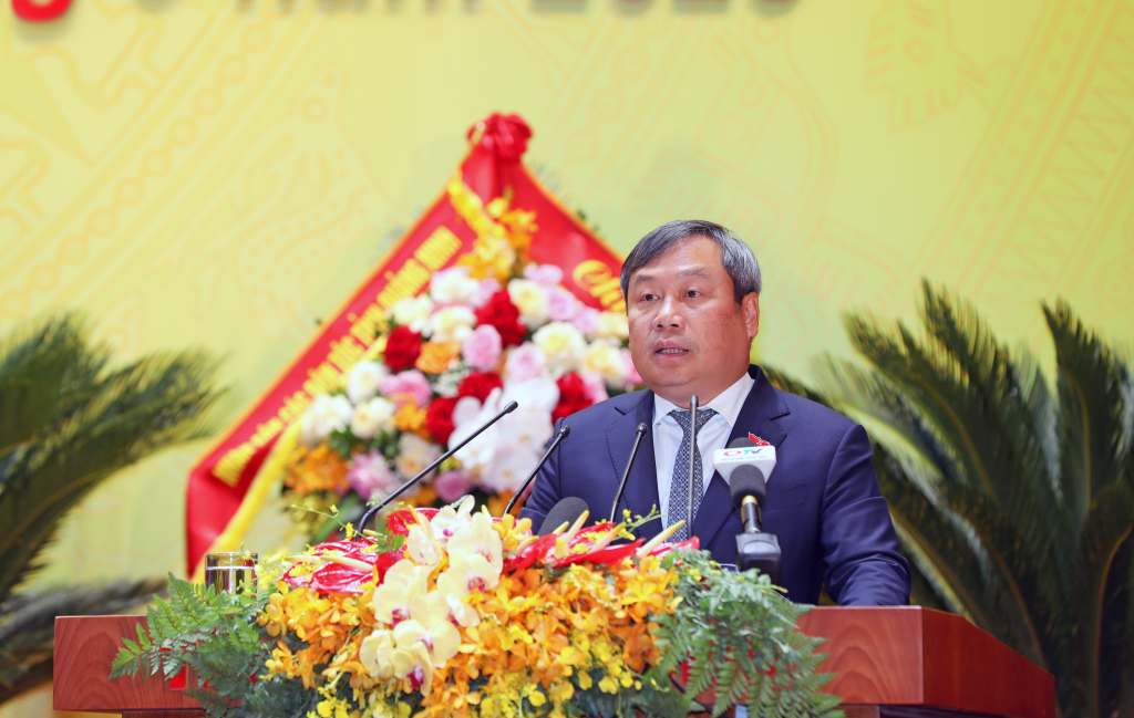 Ông Vũ Đại Thắng, Uỷ viên Trung ương Đảng, Bí thư Tỉnh uỷ, Trưởng đoàn ĐBQH tỉnh, báo cáo về kết quả hội nghị lần thứ nhất Ban Chấp hành Đảng bộ tỉnh Quảng Ninh khoá XVI tại Đại hội.