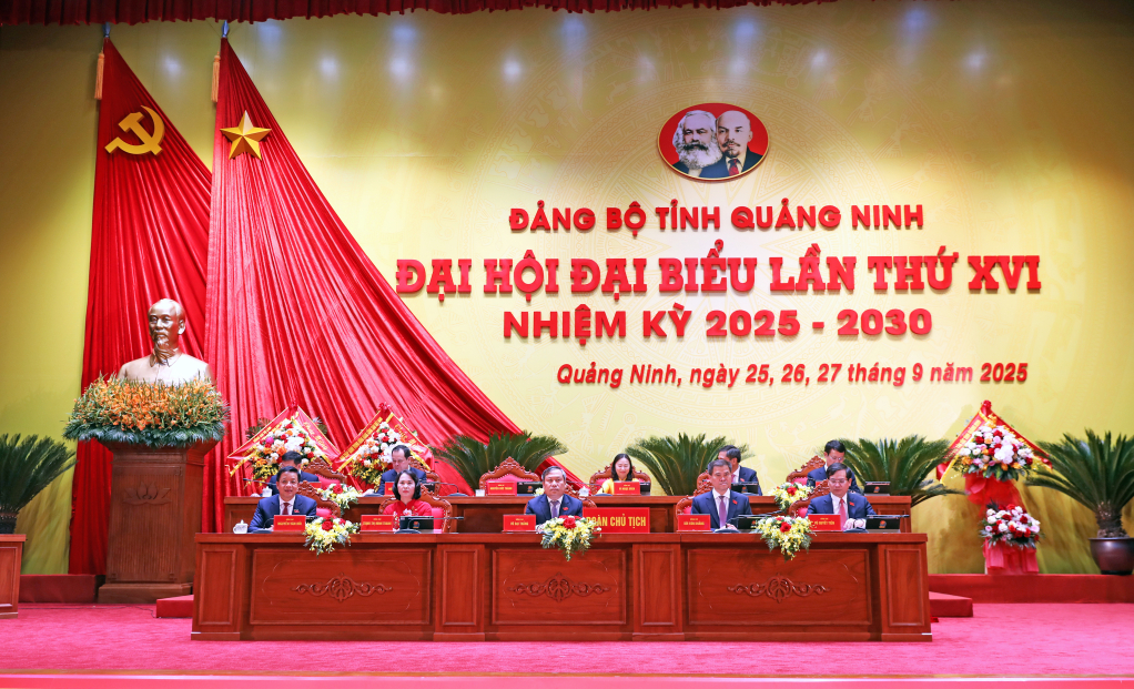 Đoàn Chủ tịch điều hành phiên làm việc.