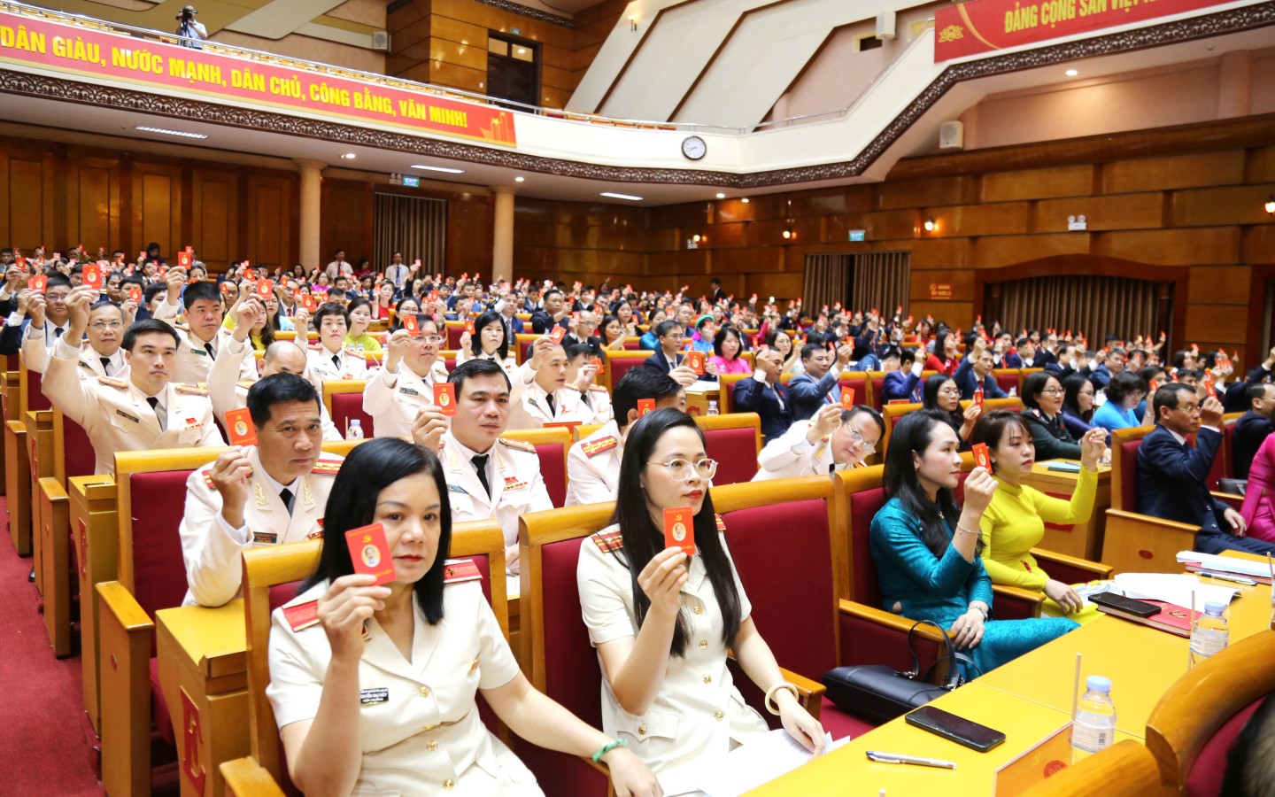 Các đại biểu biểu quyết thông qua Nghị quyết Đại hội đại biểu Đảng bộ tỉnh Lạng Sơn lần thứ XVIII