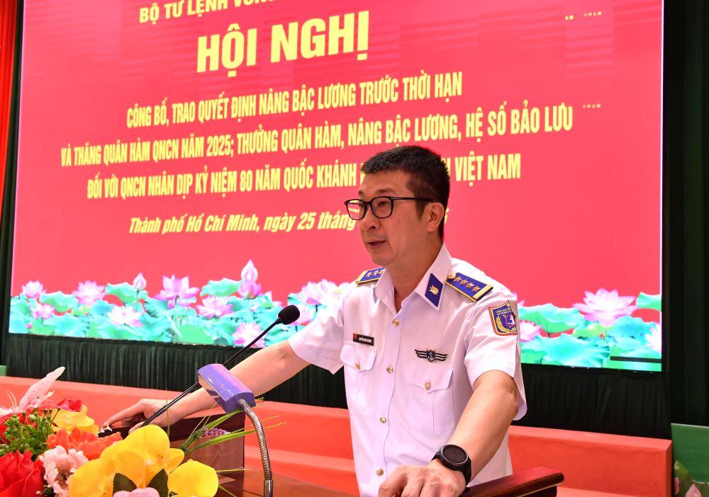 Đại tá Nguyễn Minh Khanh, Phó Tư lệnh - Tham mưu trưởng Vùng Cảnh sát biển 3 chúc mừng các đồng chí được nâng lương, nâng quân hàm .